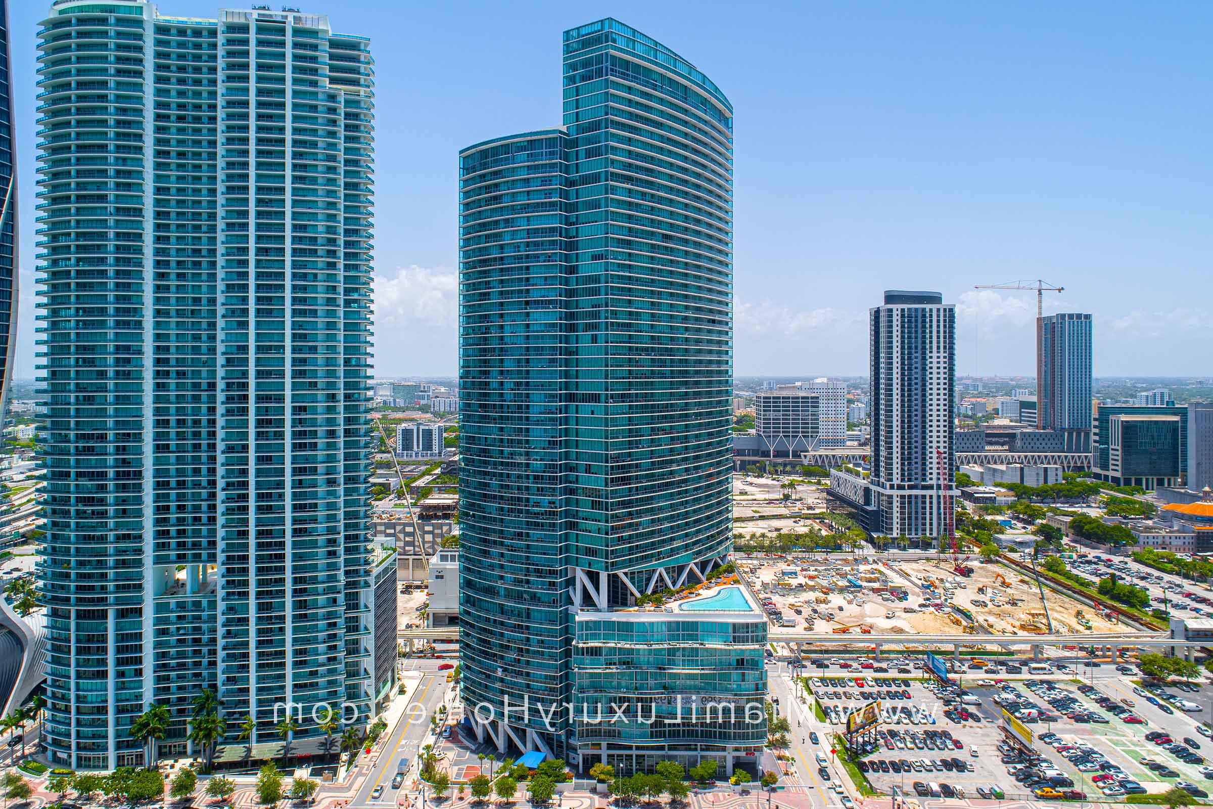 迈阿密的滨蓝公寓大楼